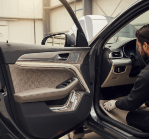 Detail pemasangan peredam body mobil di pintu interior.