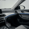 Interior mobil yang tenang dengan peredam body mobil yang terpasang.