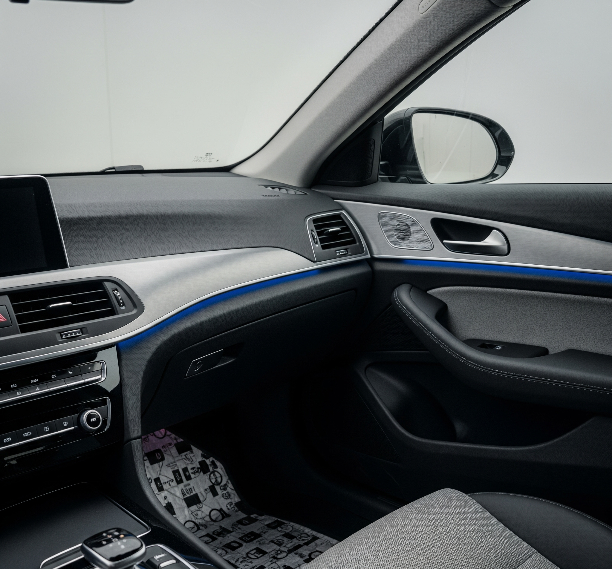 Interior mobil yang tenang dengan peredam body mobil yang terpasang.