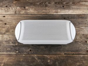 Speaker portable memungkinkan pengguna mendengarkan musik di mana saja