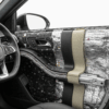 Interior mobil modern dengan panel pintu yang terbuka sebagian, memperlihatkan peredam mobil akustik berwarna gelap dan insulasi termal perak.