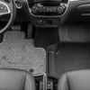 Karpet mobil PVC abu-abu di sisi pengemudi dan karpet karet hitam di sisi penumpang, menampilkan perbandingan visual antara karpet pvc vs karet.