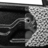 Close-up perbandingan Soundproofing vs Sound Damping pada panel pintu mobil yang dibuka, menunjukkan mat peredam suara hitam dan busa peredam suara tebal.