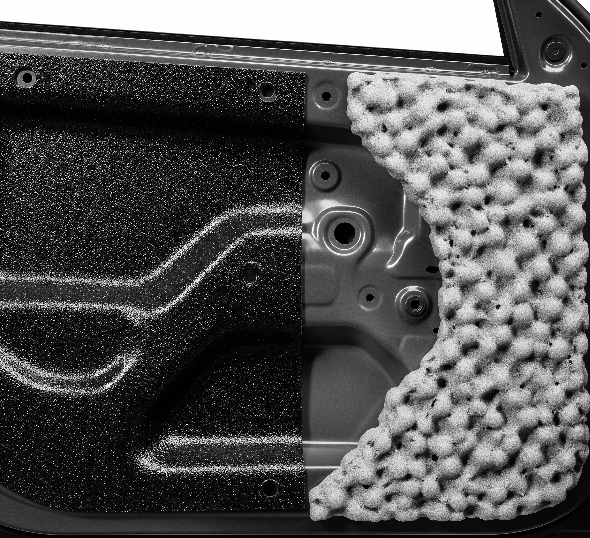 Close-up perbandingan Soundproofing vs Sound Damping pada panel pintu mobil yang dibuka, menunjukkan mat peredam suara hitam dan busa peredam suara tebal.