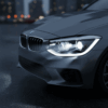 Headlight mobil elegan dengan modul proyektor lampu BiLED yang cerah, menampakkan cahaya fokus dan intens di malam hari.