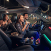 Teman-teman menikmati karaoke malam hari di mobil, menggunakan alat karaoke di mobil dengan lampu LED